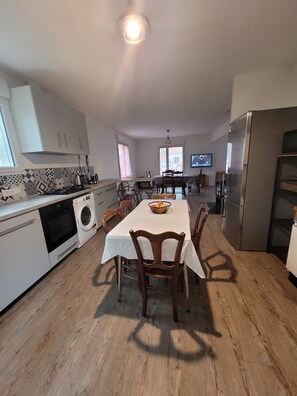 Kylskåp, mikrovågsugn, ugn och spishäll