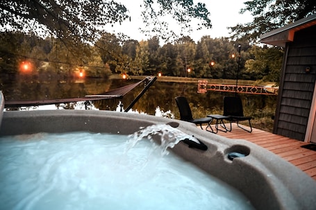 Terrasse/Patio. Cozy Lakefront Cottage with Hot Tub on 25-Acre Private Retreat