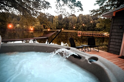 Cozy Lakefront Cottage with Hot Tub on 25-Acre Private Retreat