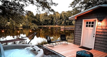 Cozy Lakefront Cottage with Hot Tub on 25-Acre Private Retreat