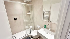 Eco-friendly toiletries, hair dryer, towels - Chic Studio apartment with lift Near Regents Park (London)