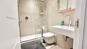 Articles de toilette écologiques, sèche-cheveux, serviettes fournies