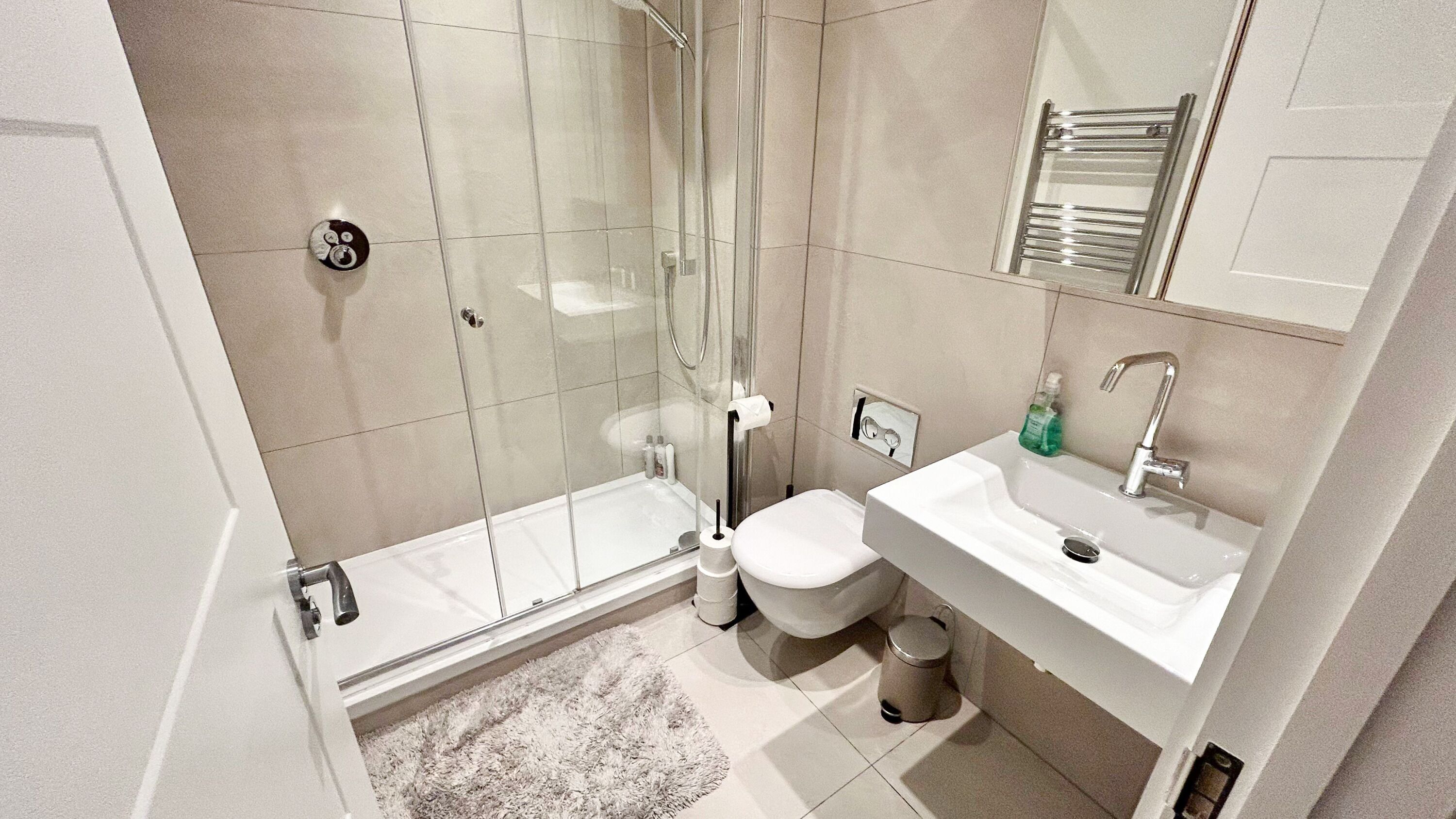 Articles de toilette écologiques, sèche-cheveux, serviettes fournies