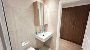Eco-friendly toiletries, hair dryer, towels