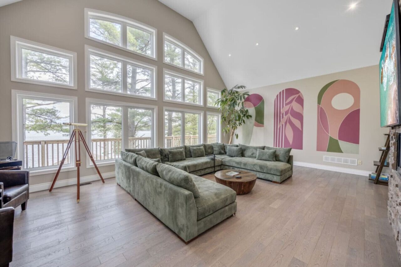 Älytelevisio, videopelejä, pöytäjalkapallopöytä, pöytätennispöytä