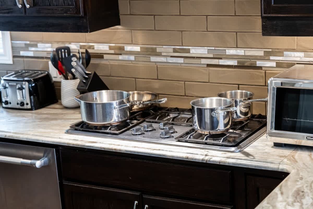 Kjøleskap, mikrobølgeovn, ovn og kokeplater