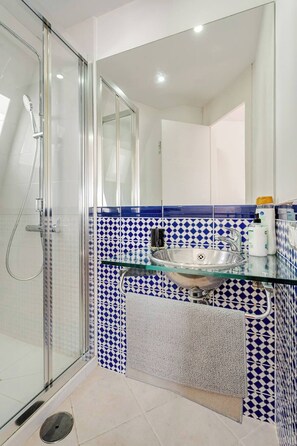 Suihku, poreamme, hiustenkuivaaja, bidee