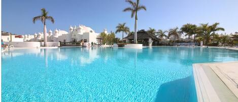 Una piscina al aire libre, una piscina climatizada