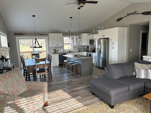 Smart TV, fireplace, DVD player, table football - Brand new house across from Crystal Mountain Resort. Great for family gatherings (Thompsonville)