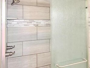 Een douche, een haardroger, handdoeken, zeep