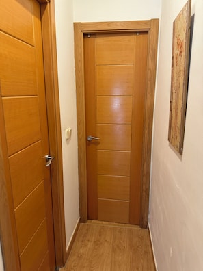 Free WiFi - ApartHot Fast Simgle Rooms (Madrid)