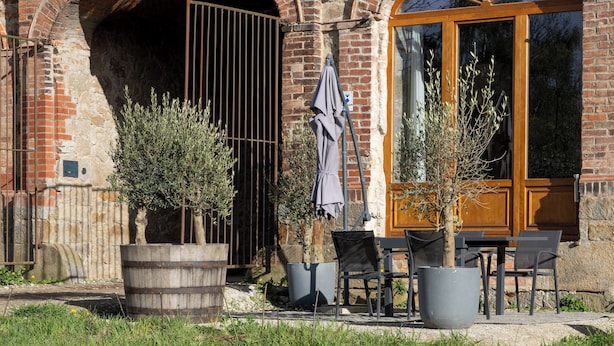A historic building with arched windows and a brick facade. - HexenburgbeiDresden Stylishes Designerappartement mit Schlafsofa, Terrasse - Nähe Sächsische Schweiz (Grossharthau)