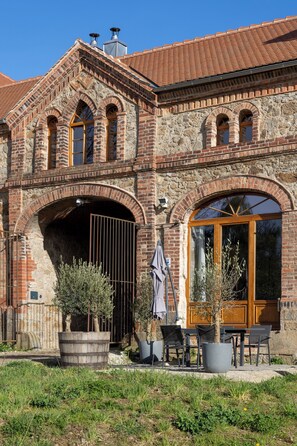 A historic building with arched windows and a brick facade. - HexenburgbeiDresden Stylishes Designerappartement mit Schlafsofa, Terrasse - Nähe Sächsische Schweiz (Grossharthau)