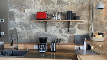 HexenburgbeiDresden Stylishes Designerappartement mit Schlafsofa, Terrasse - Nähe Sächsische Schweiz | Cozinha privada | Micro-ondas, fogão, cooktop, cafeteira/chaleira
