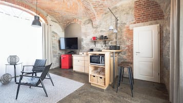 HexenburgbeiDresden Stylishes Designerappartement mit Schlafsofa, Terrasse - Nähe Sächsische Schweiz | Cozinha privada | Micro-ondas, fogão, cooktop, cafeteira/chaleira