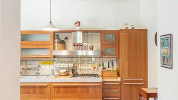 Frigorifero, microonde, forno, piano cottura