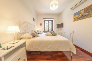 1 dormitorio, tabla de planchar con plancha, wifi y ropa de cama