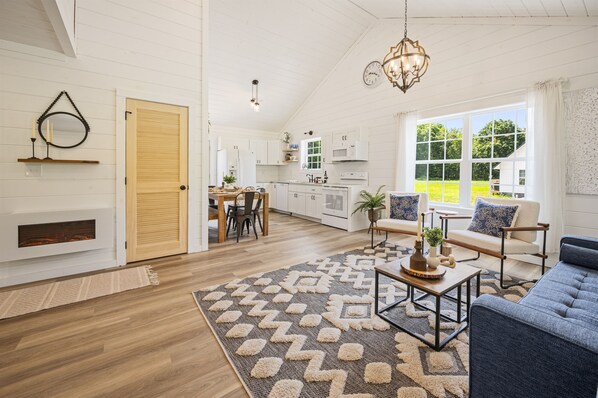 Een smart-tv en een open haard