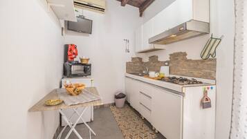 Frigorifero, microonde, piano cottura, macchina per tè/caffè