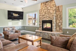 Smart TV, fireplace - Near Lake! Pool! Free Tickets (Sevierville)