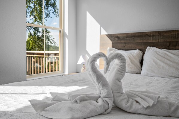 4 bedrooms, desk, iron/ironing board, free WiFi - Near Lake! Pool! Free Tickets (Sevierville)