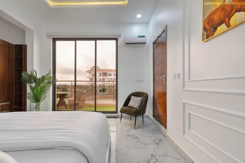 luxurious 2 bedroom in Ikate phase one