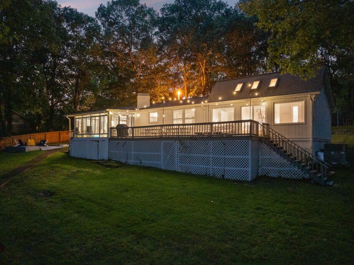 Une maison dotée d’une terrasse, d’un espace extérieur couvert et d’un escalier menant à l’entrée principale.