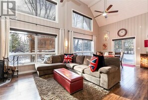 Smart TV, lareira, pebolim, mesa de pingue-pongue