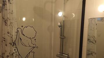 Douche, serviettes fournies, savon, papier toilette