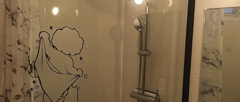 Dusche, Handtücher, Seife, Toilettenpapier