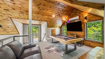 Smart TV, chimenea, videojuegos y estéreo