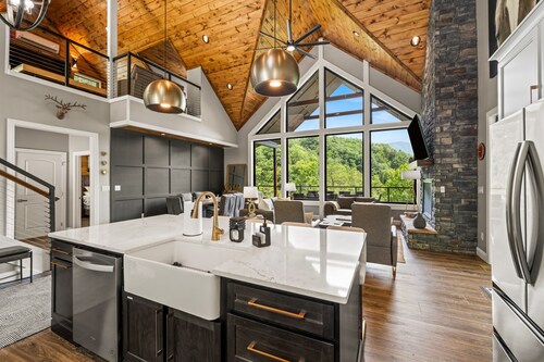 Brand New Ultra Luxury Villa in Gatlinburg Mountain Views