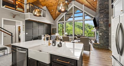 Brand New Ultra Luxury Villa in Gatlinburg Mountain Views