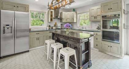 2 bedroom cottage-Cozy winter vibes with wood stove and hot tub