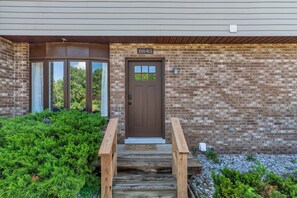 Exterior detail - Updated Groveland 2BR/2.5 Bath Townhome- Unit 6645  (Davisburg)