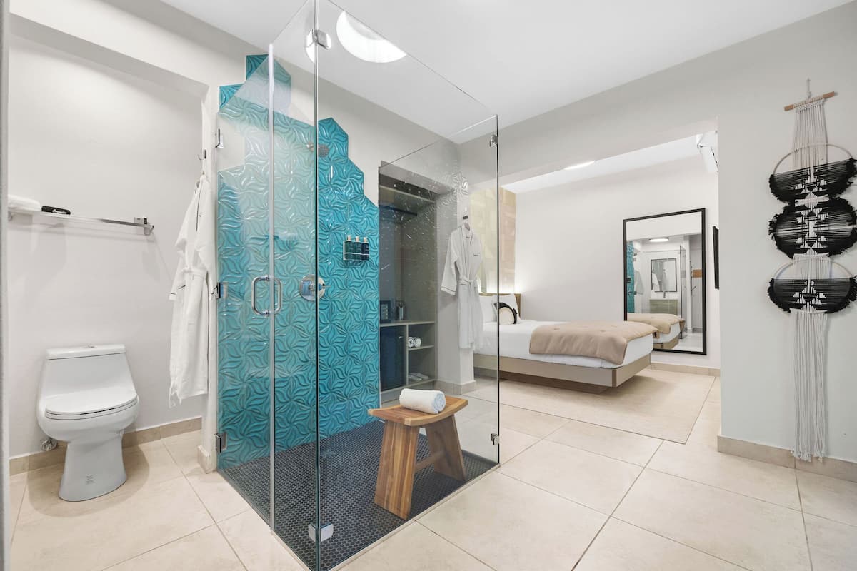 Camera Premium, 1 letto queen | Biancheria da letto di alta qualità, una cassaforte in camera