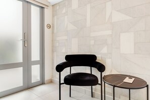 Habitación superior, 1 cama Queen size | Ropa de cama de alta calidad y caja de seguridad en la habitación 