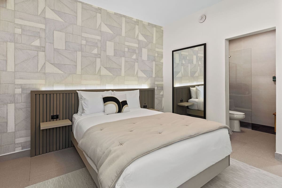 Camera Premium, 1 letto queen | Biancheria da letto di alta qualità, una cassaforte in camera