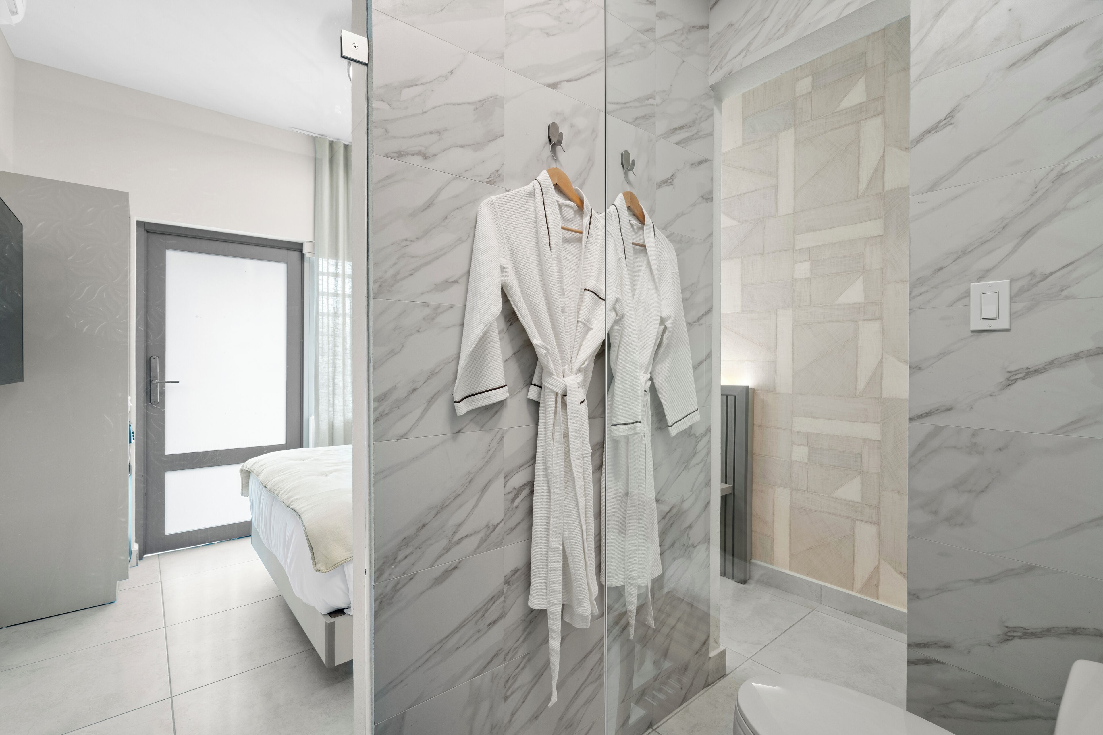 Habitación estándar, 1 cama Queen size | Baño | Regadera, regadera tipo lluvia, amenidades de baño gratuitas 