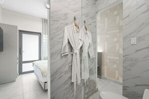 Kamar Standar, 1 Tempat Tidur Queen | Kamar mandi | Shower, pancuran hujan, perlengkapan mandi gratis, dan pengering rambut