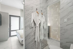 标准房, 1 张大床 | 浴室 | 淋浴设施、大花洒淋浴喷头、免费洗浴用品、吹风机