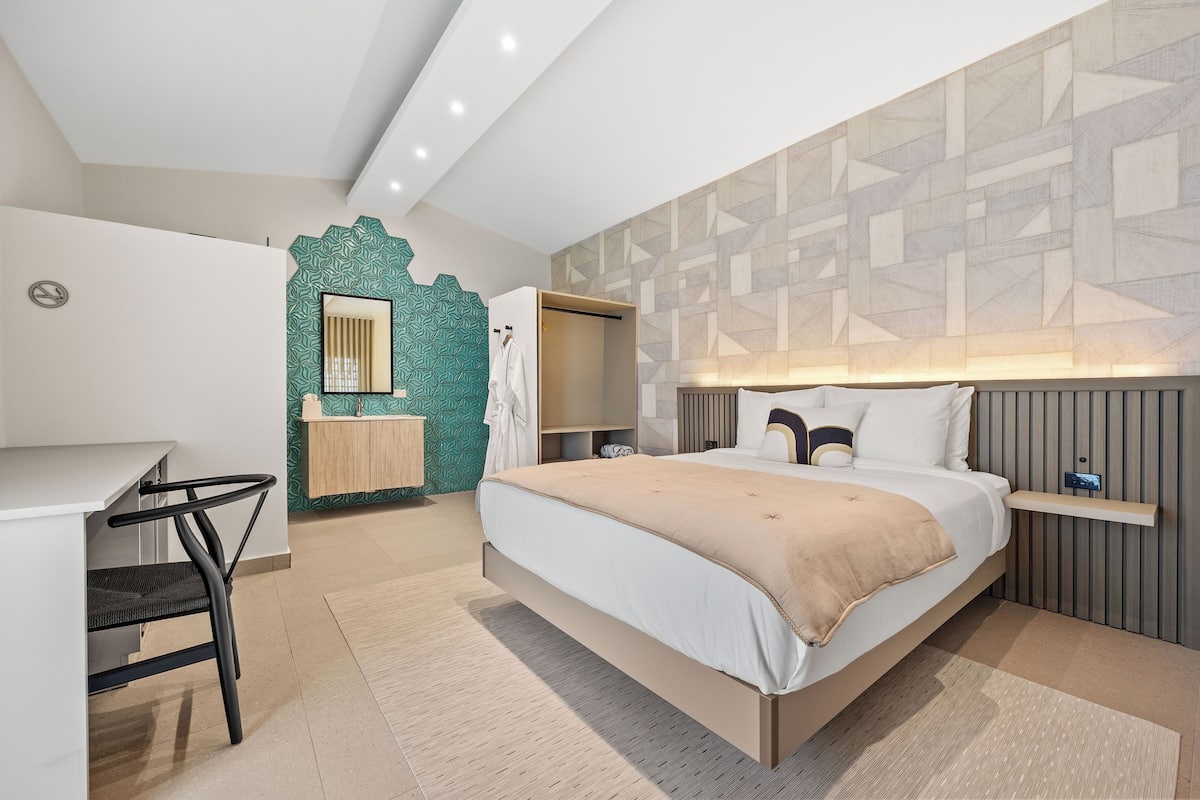 Camera Superior, 1 letto queen | Biancheria da letto di alta qualità, una cassaforte in camera