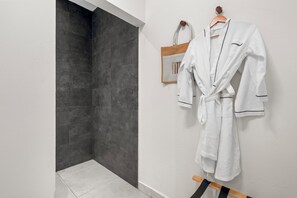 Superior Room, 1 Queen Bed | Bathroom | Shower, rainfall showerhead, free toiletries, hair dryer