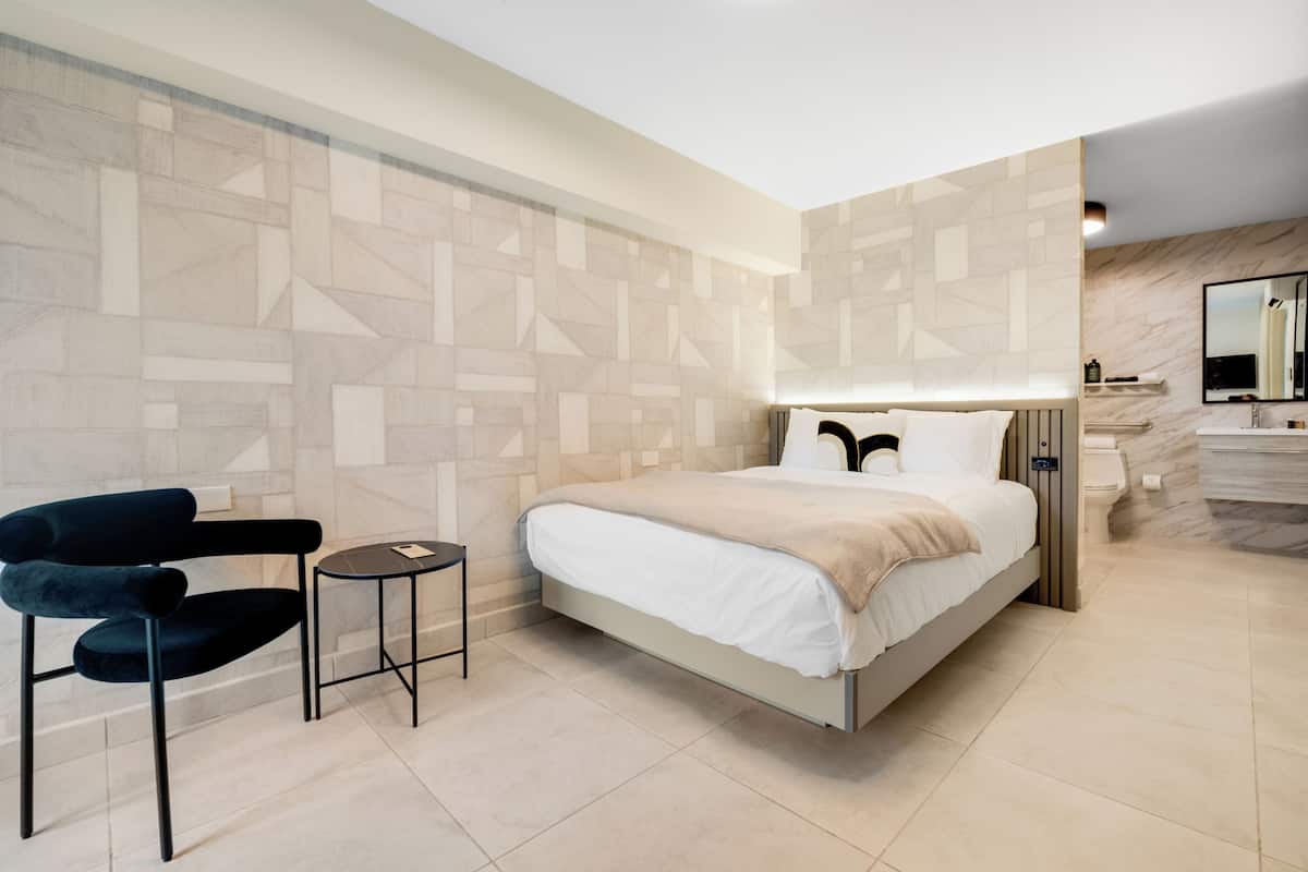 Camera Superior, 1 letto queen | Biancheria da letto di alta qualità, una cassaforte in camera