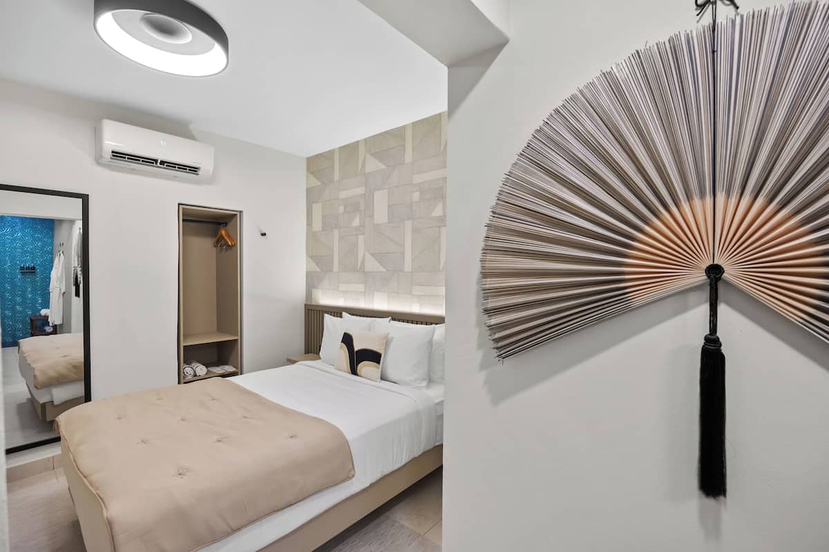Camera Premium, 1 letto queen | Biancheria da letto di alta qualità, una cassaforte in camera