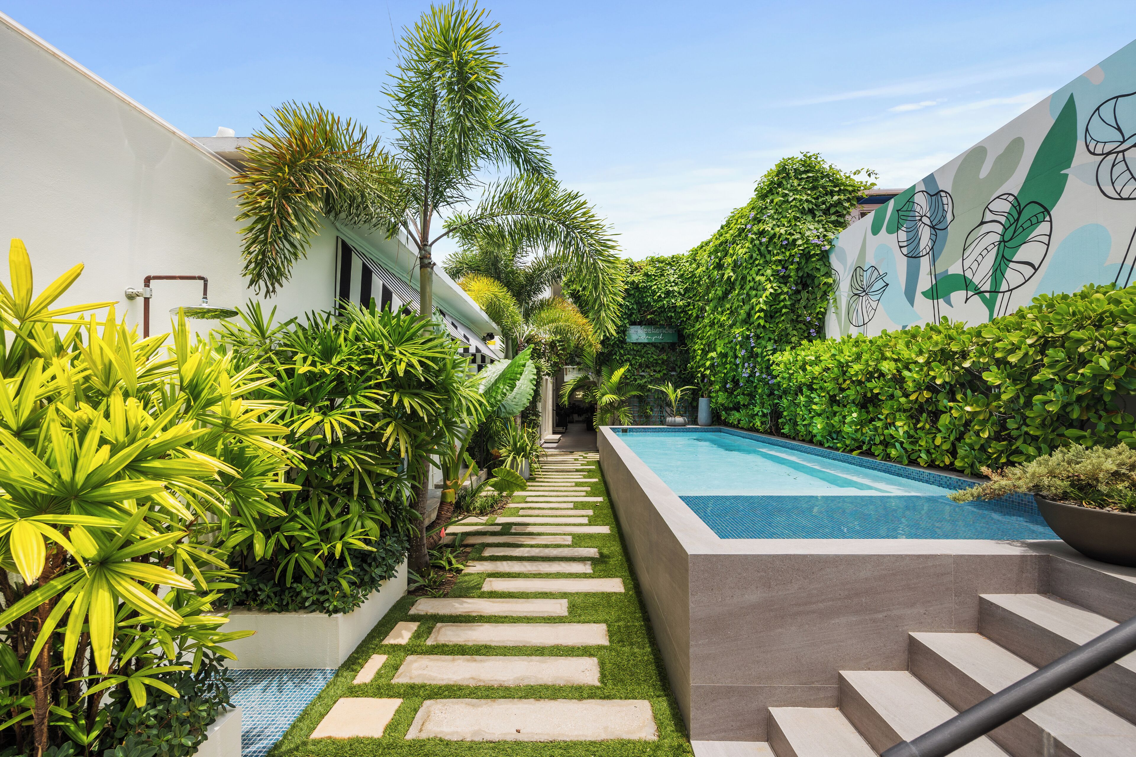 Piscine extérieure, chaises longues