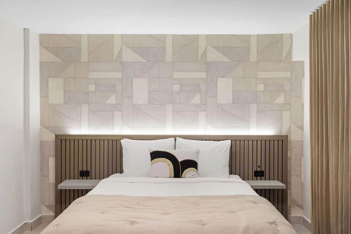 Camera Premium, 1 letto queen | Biancheria da letto di alta qualità, una cassaforte in camera