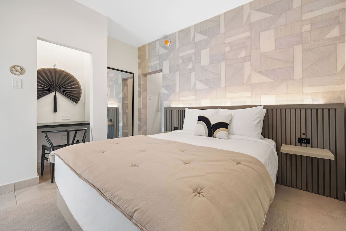 Camera Superior, 1 letto queen | Biancheria da letto di alta qualità, una cassaforte in camera