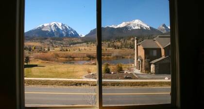 Gorgeous 4 Bedroom on Blue River with Private Hot