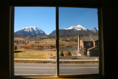 Gorgeous 4 Bedroom on Blue River with Private Hot